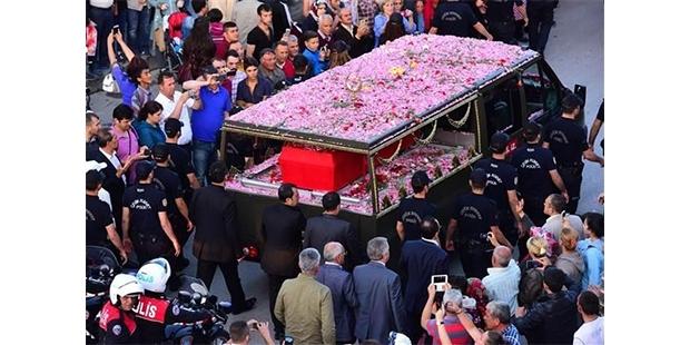 Süleyman Demirel, doğduğu topraklarda güllerle uğurlandı