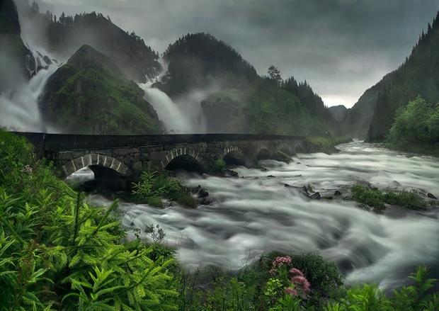 Norveç'te tabiatla iç içe hayalet binalar