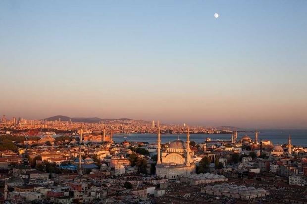 Tanpınar'ın İstanbul'undan bugüne, Amazonlar'dan bienale fotoğraflarla Magma'nın Ekim sayısı...