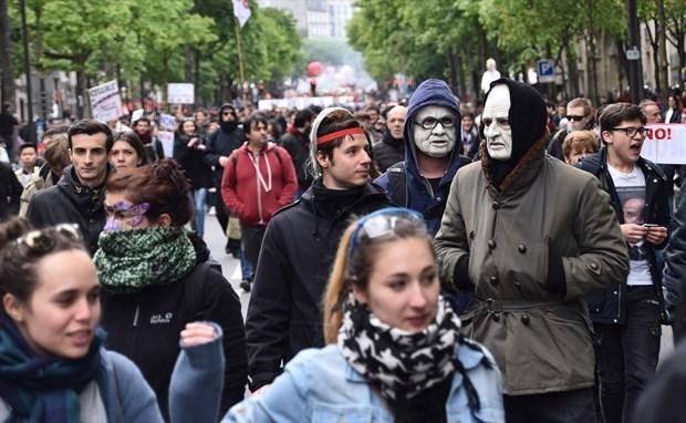 Fransa’da 50 bin kişi çalışma yasasını protesto için yürüdü!