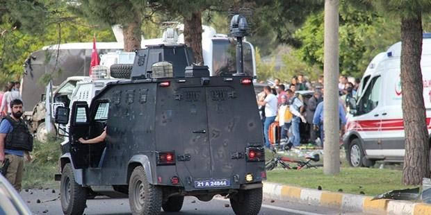 Diyarbakır'da polis aracına bombalı saldırı!