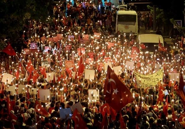 Darbe girişimini protesto eden binlerce kişi Boğaz Köprüsü'nde yürüdü...