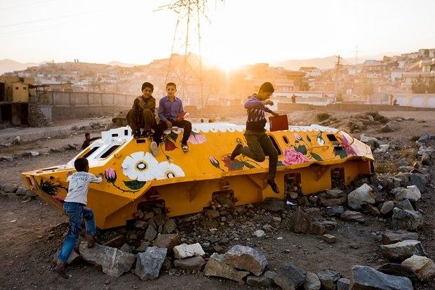 Savaşın çocuklarına daha renkli bir gelecek bırakmak için tankları boyayan ressam: Neda Taiyebi