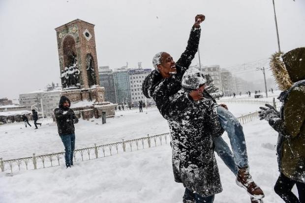 Taksim Meydanı'nda kartopu savaşı