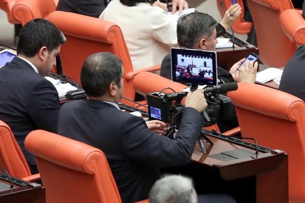 “AKP istediği kadar karartma uygulasın, haber alma hakkı için Şeker TV var”