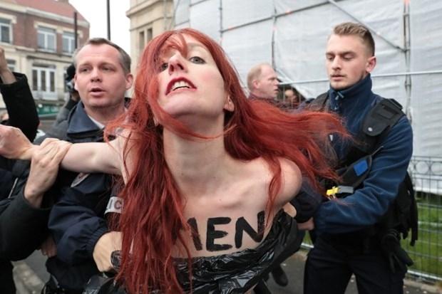 Femen'den Le Pen protestosu