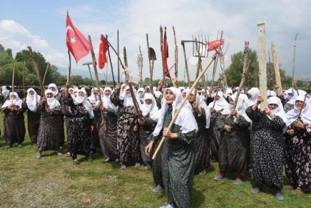 Meralarına müze yapılmak istendi, kadınlar yol kapatarak tepki gösterdi