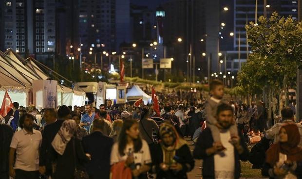 'Demokrasi nöbetleri' devam ediyor