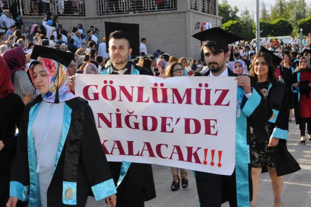 Niğde Ömer Halisdemir Üniversitesi'nin mezuniyetinde dikkat çeken pankartlar