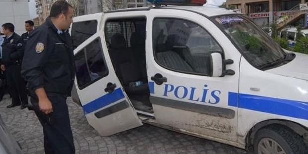 Satırla polislere saldırdı