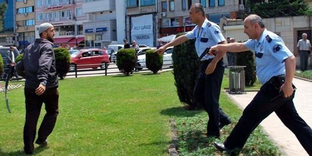 Polise kılıçla saldırdı