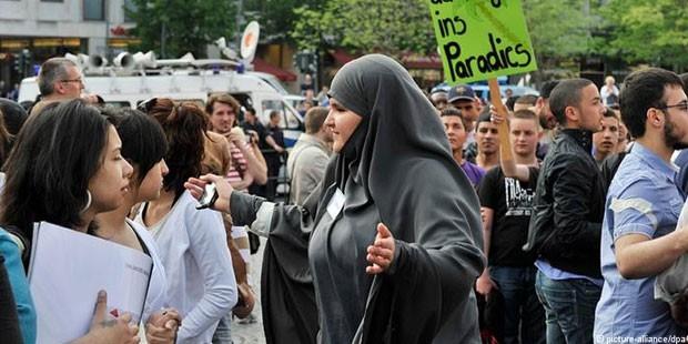 Almanya'da aşırı sağcılar ve Selefîler arasındaki tartışması hararetleniyor