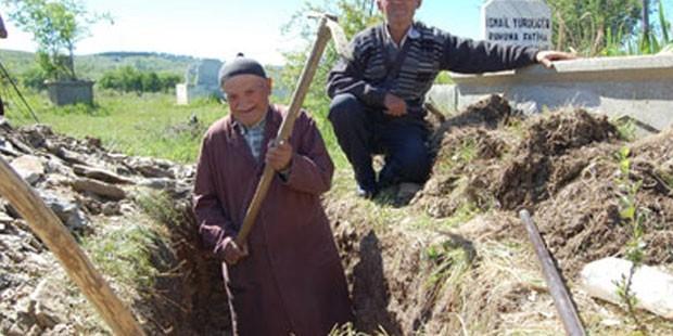 Kendi mezarını kazıyor 