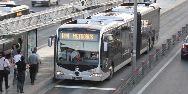 Metrobüs yoldan çıktı!