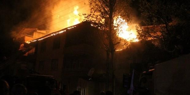 Hakkari'deki Lice protestosunda bir bina ateşe verildi