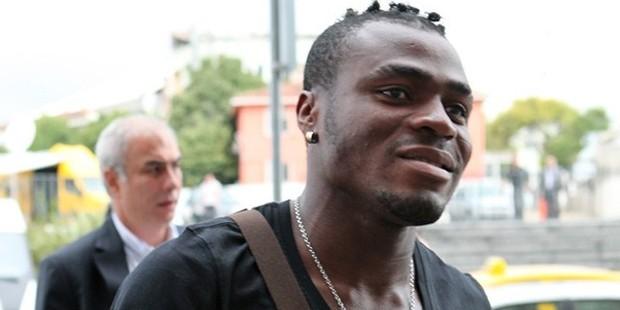 Emenike İstanbul'a geldi