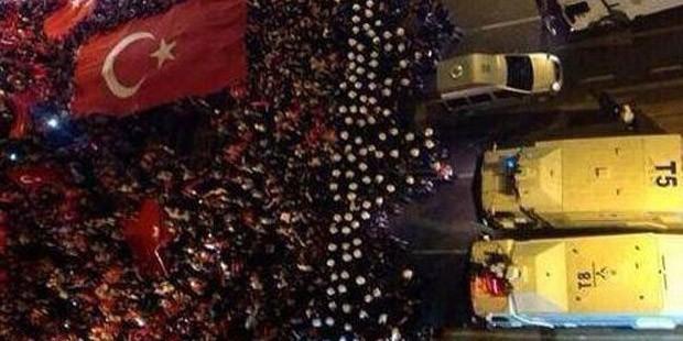 Türk bayrağının indirilmesi tüm yurtta protesto edildi