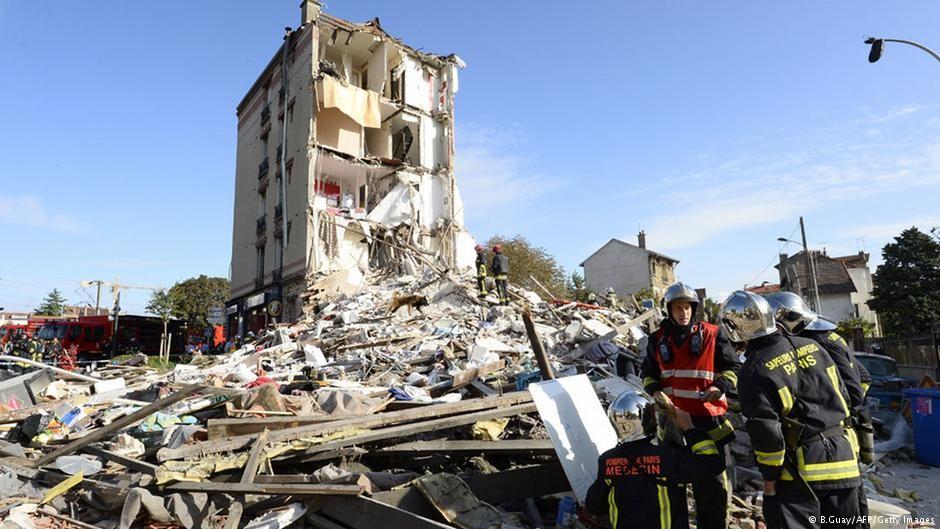 Paris'te bina çöktü