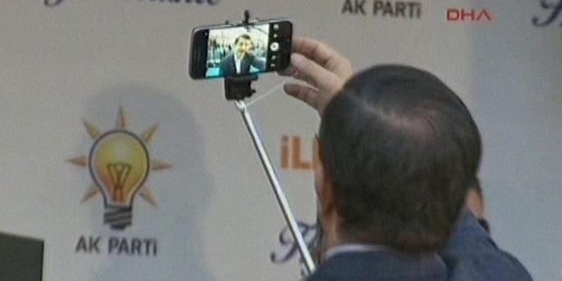 Davutoğlu'ndan miting selfiesi 