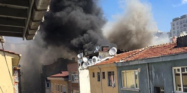 Cihangir'de korkutan yangın