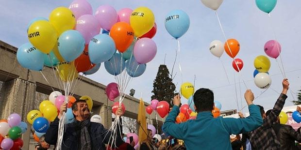 'Hayır' balonları uçurdular