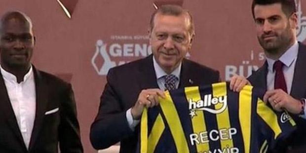 Futbolculardan Erdoğan’a hediye