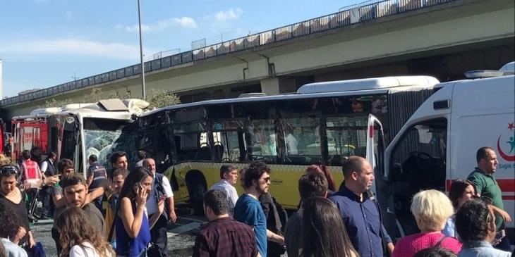 İki metrobüs kafa kafaya çarpıştı; 3'ü ağır, 29 yaralı!