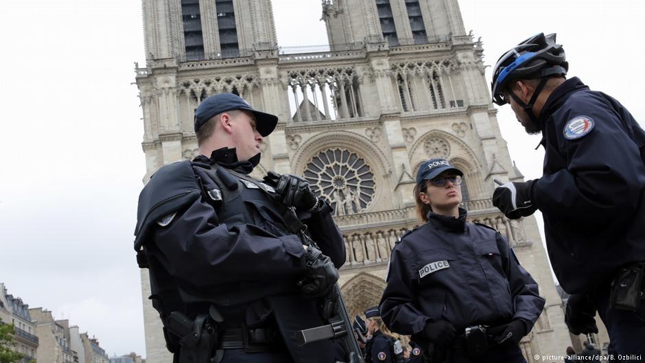 Paris'te polise saldırı