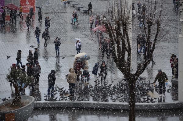 Taksim'de kar yağışı 