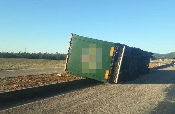 TIR, fırtınada devrildi