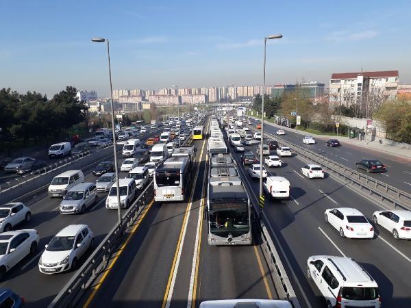 Yenibosna'da metrobüs kuyruğu