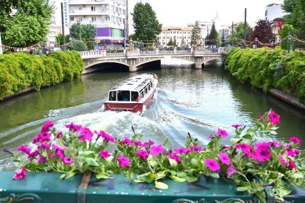 Eskişehir çiçeklerle süslendi 