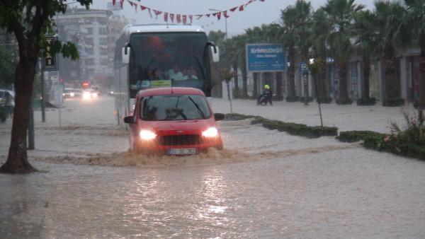 Kuşadası'nı sağanak vurdu