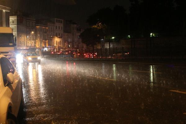 İstanbul'da şimşekli gece