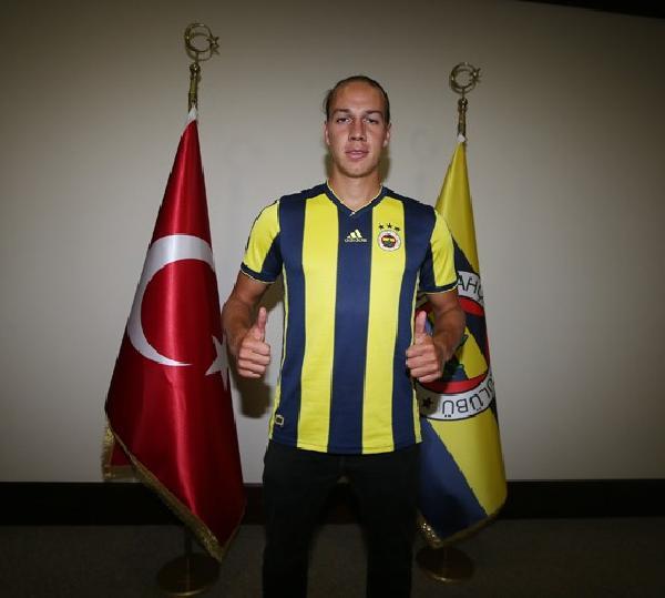 Fenerbahçe'de Frey imzaladı