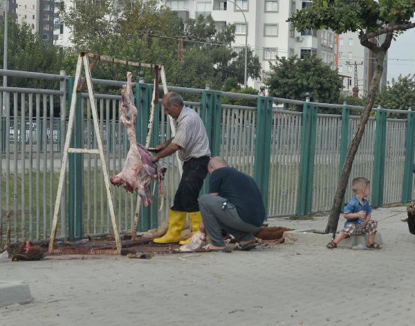 Kaldırımda kurban kestiler