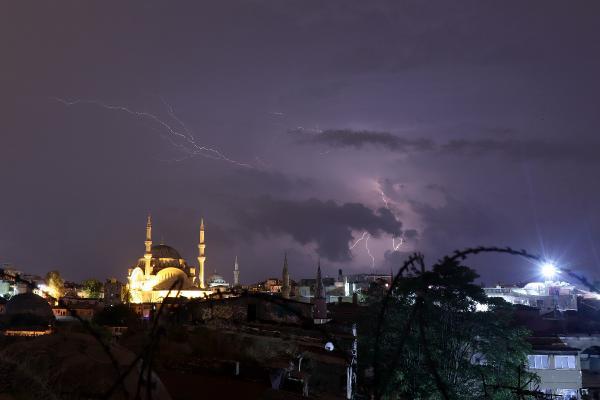 İstanbul'da şimşekli gece