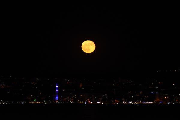 Çanakkale Boğazı'nda 'Dolunay'