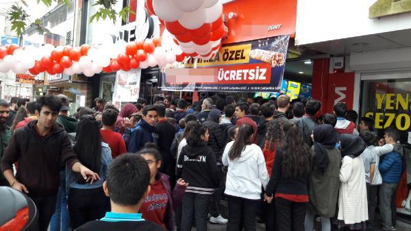 Erzincan'da bedava döner izdihamı