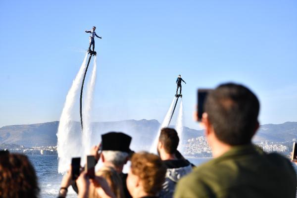 İzmirlilere flyboard sürprizi