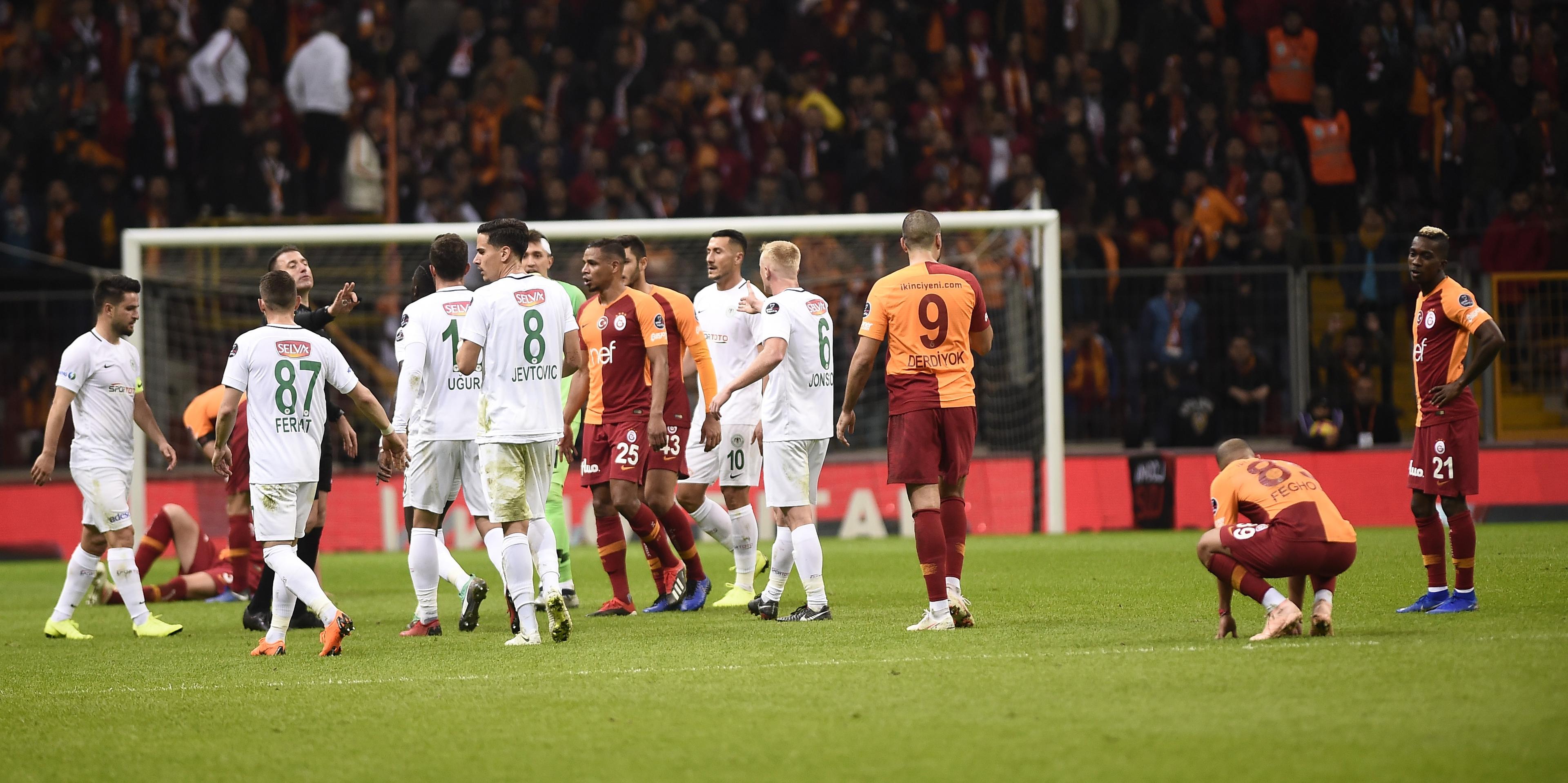 Galatasaray'dan derbi öncesi çifte kayıp