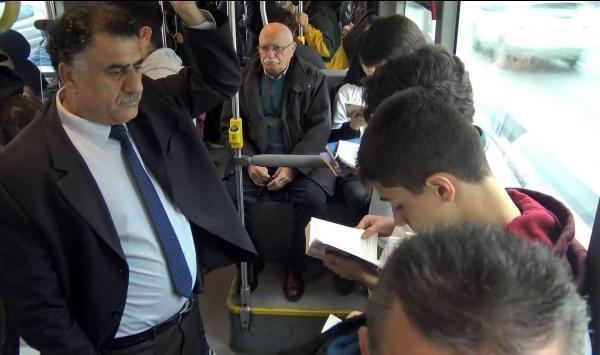 ‘Kitap avcıları' metrobüste