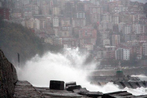 Zonguldak'ta dev dalgalar