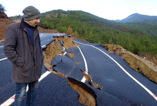 Anamur'da yol çöktü