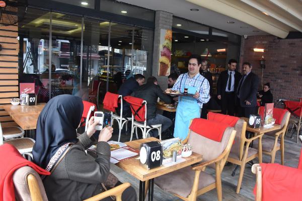 Kafenin ‘özel' garsonları